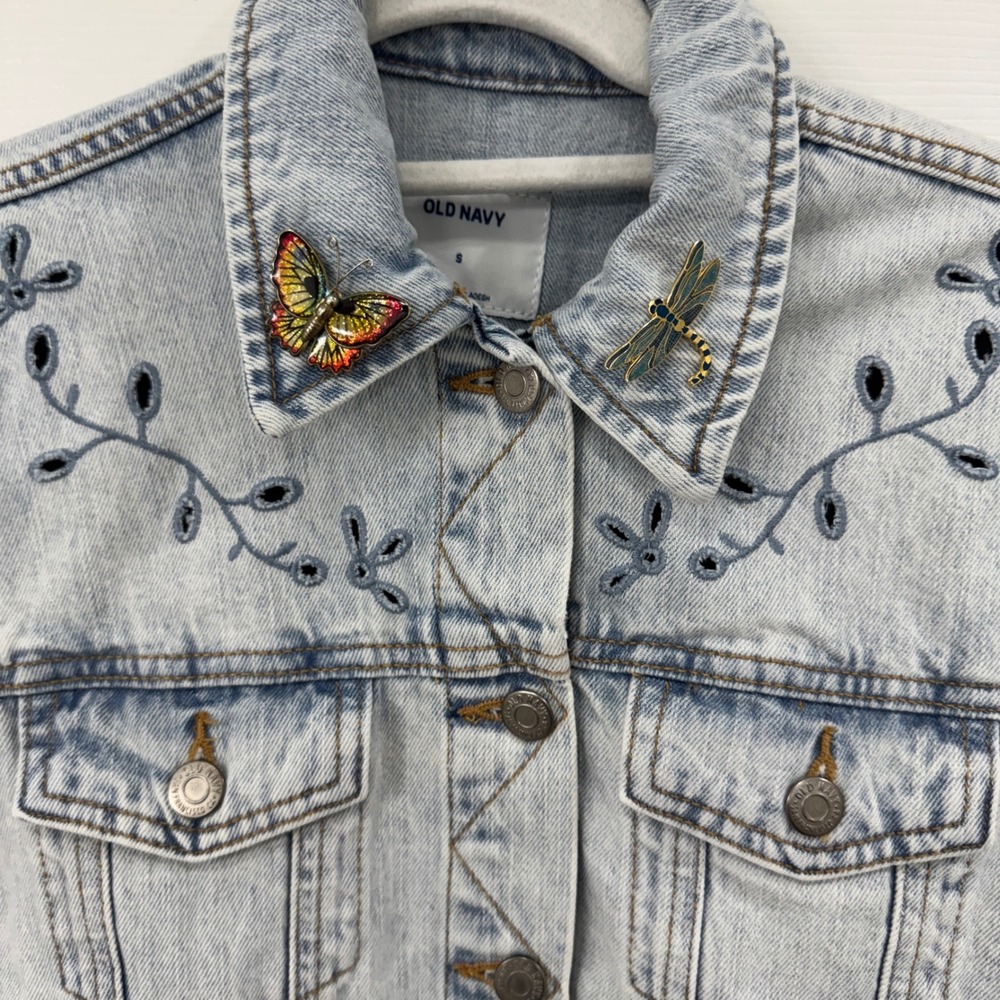 Old Navy Light Wash Denim Jacket Eyelet Embroidery Butterfly Dragonfly Pin Small